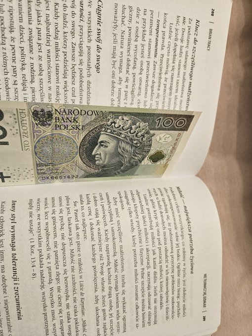 Czasem opłaca się otworzyć książkę xD  ale akcja, znalazłam 100zl o kt&oacute;rym zapomniałam xDDD https://t