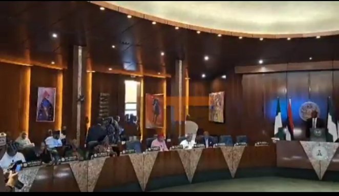 Realonline66265's tweet photo. In the Council Chamber of the Presidential Villa, Abuja, Vice President Kashim Shettima is currently leading the Seventh Session of the 137th National Economic Council meeting. The gathering is well-attended, with governors from across the Federation....

https://t.co/fPBTCSQXSr https://t.co/Q91E3rWGNV