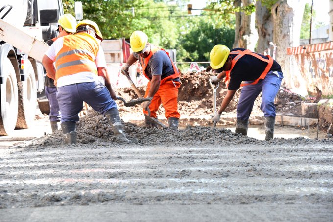 mlpr84's tweet photo. "Laprida 1900" cronología.
En Noviembre 2022 pavimentación
En Julio ya estaba agrietada...
En Septiembre a reparar...
En Noviembre 2023 aun en reparación...
@CalleDeRosario @MuniRosario @ObrasRosario @pablojavkin @TransitoRos @rlcnoticias @lmarelli0 @MiguelTessando1 https://t.co/tXxMtUPz3d
