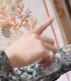 fengye12yun's tweet photo. “你猜我想吃什么？”“不知道啊。”“痴痴地望着你。” #JimThompsonxZeeNuNew https://t.co/ZU3ciYR2kq