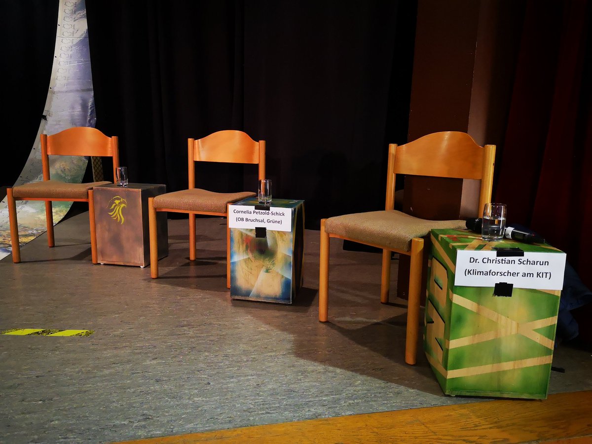 CScharun's tweet photo. Gemeinsam mit Cornelia Petzold-Schick, der ersten grünen Oberbürgermeisterin in BW, war ich heute am Gymnasium St. Paulusheim in Bruchsal für eine Diskussion zum Thema #Klimakrise &amp; Letzte Generation zu Gast. Das ganze Gespräch gibt's demnächst zum Nachschauen auf YouTube. 🌍🔥🙌 https://t.co/8yUVYpmIM3