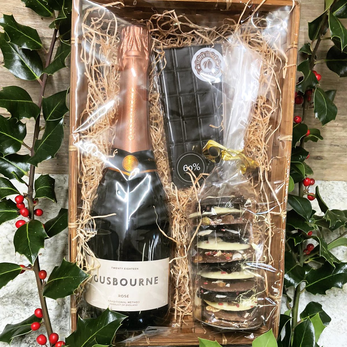 NFarmShop's tweet image. Locally produced @temper_temper_chocolate and rosé @gusbourne_wine bubbles - what a great gift and what a great way to celebrate Christmas! Choose any of our Farm Shop food + drink items + our team can package them up for you into a bespoke Christmas Hamper. Happy shopping!🎄