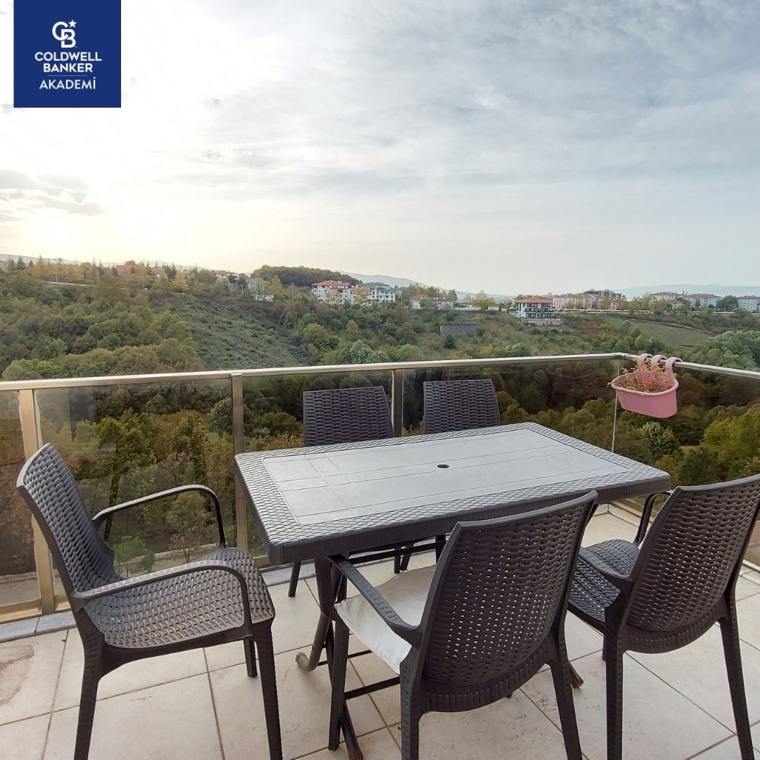 Başiskele, Fatih Mahallesi'nde bulunan dairemiz;
▶ Üst Park Yuvacık sitesinde yer almaktadır.
▶ Sitemizde 7/24 güvenlik, çocuk oyun alanı ve spor alanları, açık otopark bulunmaktadır.
▶ Toplam 2 banyo ve 2 wc alanı bulunmaktadır.