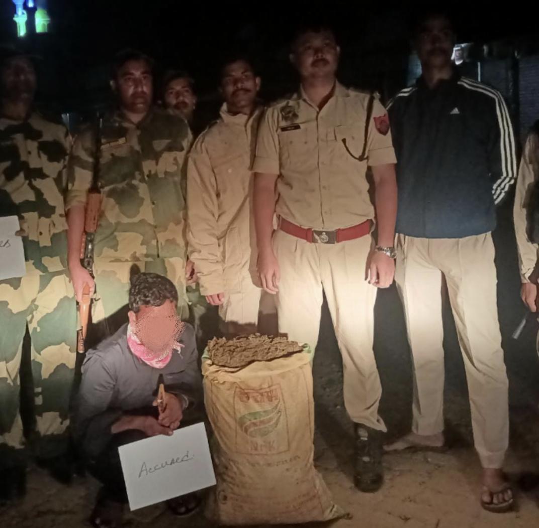 BSF_MizoramCach's tweet photo. On 23 Nov 23, acting on specific info, in a joint Ops by the vigilant troops of 16 Bn, M&C FTR#BSF and Karimganj Police seized 18.739 Kg Ganja and apprehended a drug peddler on NH -44 in the border area of Karimganj, Assam.
#DriveAgainstNarcotics.
#AlertBSF https://t.co/jPFY5A9nsV