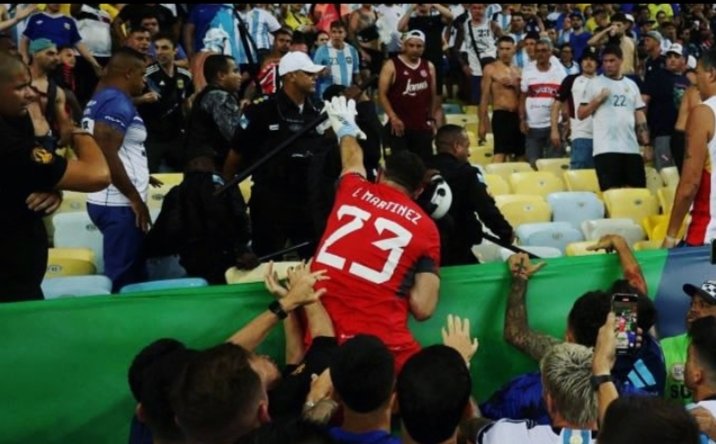 sdfarazz's tweet photo. EMI MARTINEZ doesn't 
just protect his goal
he protects the people as well https://t.co/y5HSOYNCU4