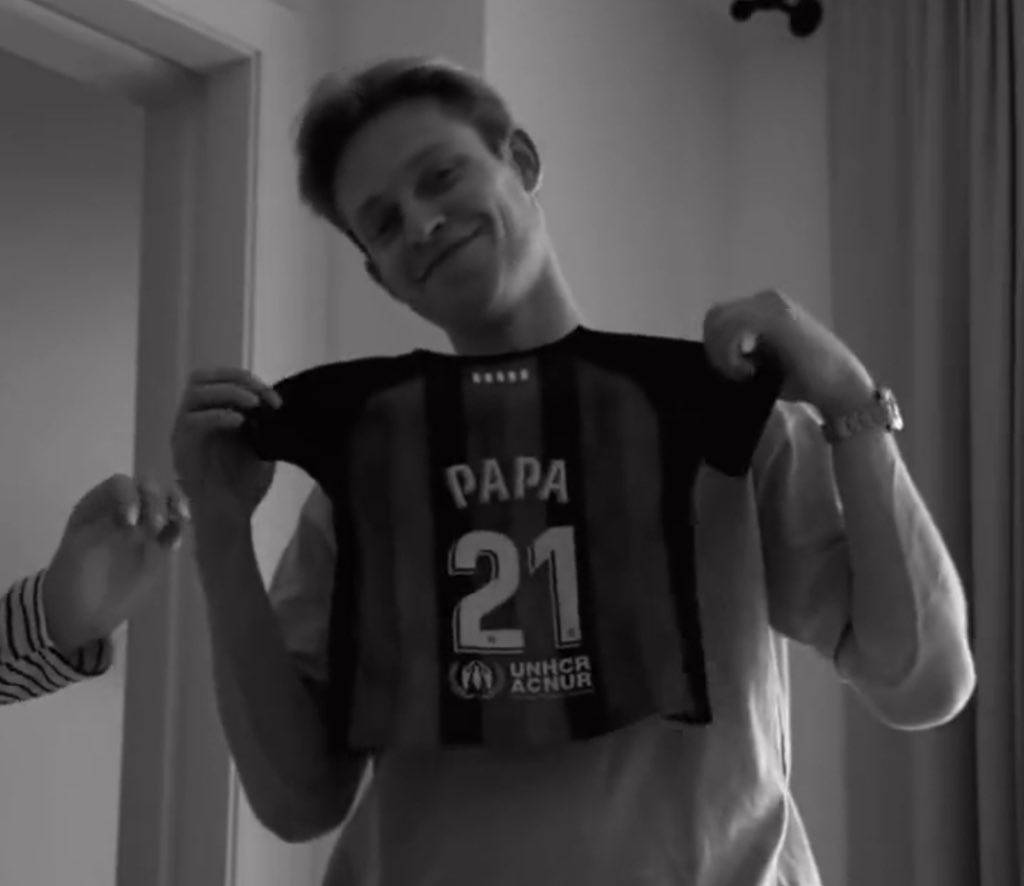 ❗| Frenkie became a father on 𝟮𝟭st of November, the day he missed the training session. [<a href="/mundodeportivo/">Mundo Deportivo</a>] ♥