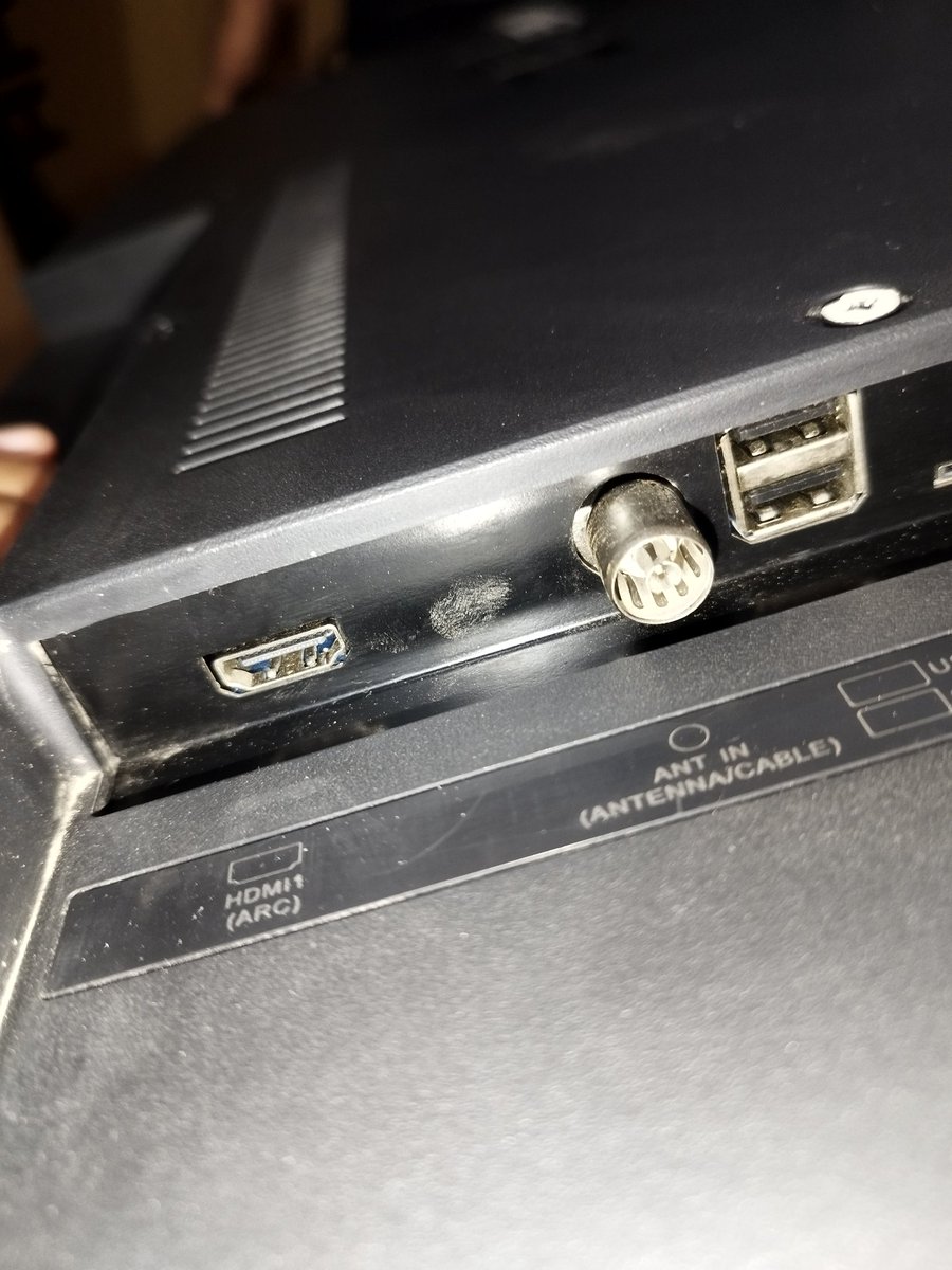 CustomModifier's tweet image. This is the so called Haier brand new led tv which I have received in replacement of the under warranty damaged LED TV. @IndiaHaier @HaierAppliances @haier_uk