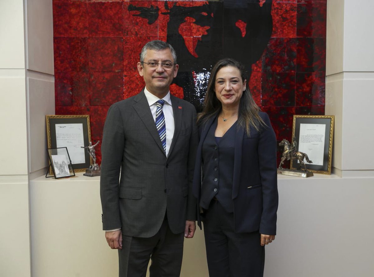 filizceritoglu's tweet photo. Uzun yıllardır her konuda Efes Selçuk’a ve Belediyemize desteğini esirgemeyen ve Partimize yeni bir dinamizm getiren Genel Başkanımız Sayın Özgür Özel’i makamında ziyaret ettik. Değişimin getirdiği gücü ve rüzgarı birlikte tüm Türkiye’ye yayacağız.  

@herkesicinCHP 
@eczozgurozel