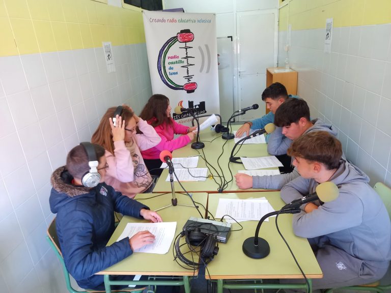Los alumnos de 2ºCFGB de Agrojardinería han creado un programa especial llamado Exploradores Verdes en el que cuentan curiosidades relacionadas con las plantas y naturaleza. ¡Escuchad!
radioedu.educarex.es/radiocastillod…