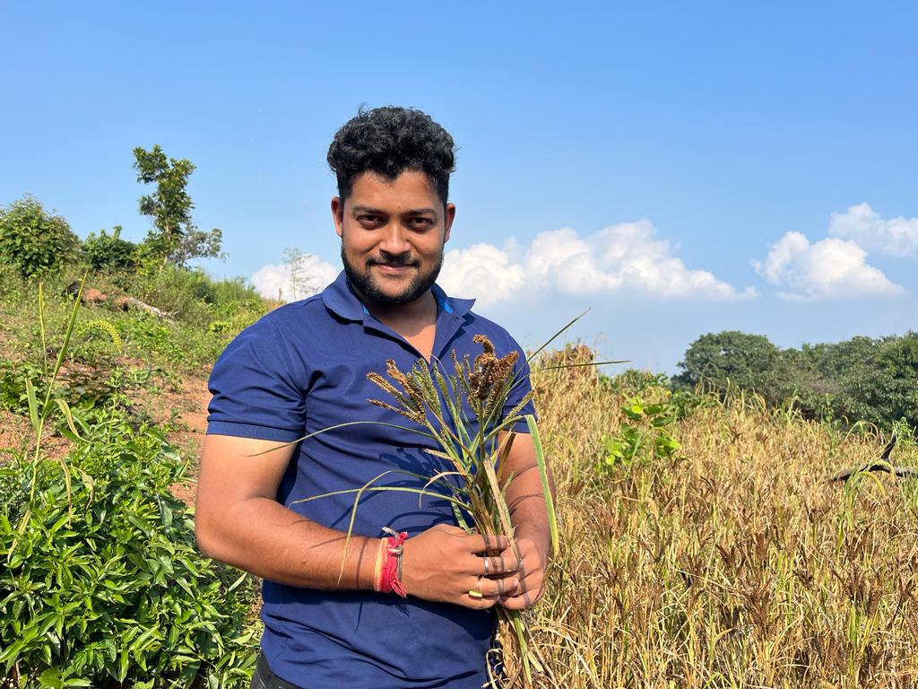 dshuvam_agri's tweet photo. ଆମ ମାଣ୍ଡିଆ , ଆମ ଗୌରବ , ଆମ ସମ୍ମାନ
ଓଡ଼ିଶା ଆଜି ମାଣ୍ଡିଆର ସଫଳତାର ଗୀତ ଗାଉଛି। ସବୁଠି ମାଣ୍ଡିଆର ମହକ ଆଜି ବେଶ ମହକୁଛି। କଳାହାଣ୍ଡି ଜିଲ୍ଲା ପରିଦର୍ଶନ ସମୟରେ ଆଜି ଚାଷୀଙ୍କ ମୁହଁ ରୁ ବି ଏ ସଫଳତାର କଥା ଶୁଣିବାର ମୁହୂର୍ତ୍ତ ନିଆରା।
#ourmilletourpride
#milletforhealth
@MilletsOdisha @ShyamalaSubarna https://t.co/z9yIaoWifN