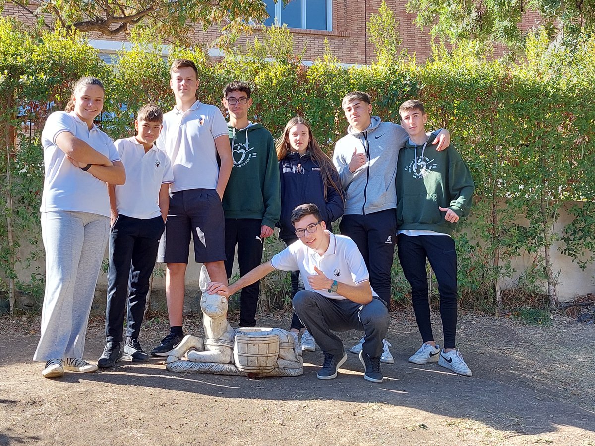 colegioolivos's tweet image. Hoy, los alumnos de 4º ESO de la asignatura FOPP, hemos alimentado a los pajaritos con mijo, alpiste, manzanas y.... tortas de Algarrobo. También hemos limpiado la jaula y hemos dejado reluciente el burrito de Infantil. ¡¡¡Buen trabajo!!!.
#ESOolivos #ColegioLosOlivos #Agustinos