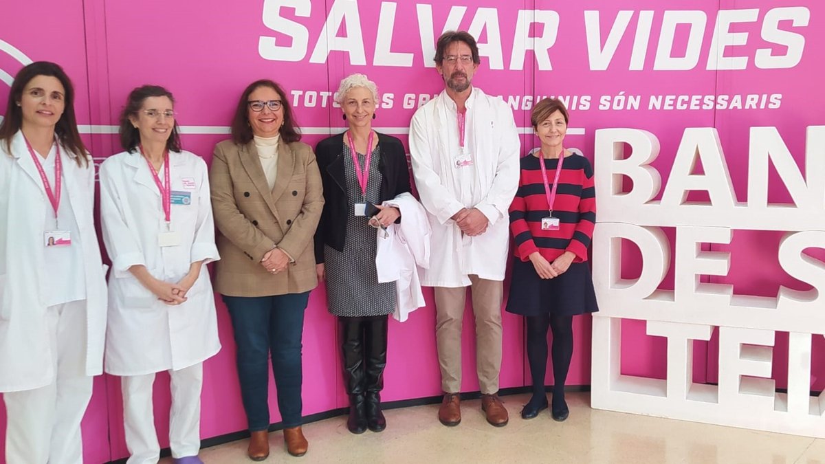 donasangbalears's tweet photo. 🏥🤝 Hoy hemos recibido la visita de la Consellera de Salud, Manuela García. Estamos orgullosos de mostrar cómo la implicación y profesionalidad de nuestro equipo contribuye a la autosuficiencia de Baleares en donaciones de sangre y tejidos.
#BSTIB #SaludPública #DonacionDeSangre https://t.co/pKWHpdtzn5