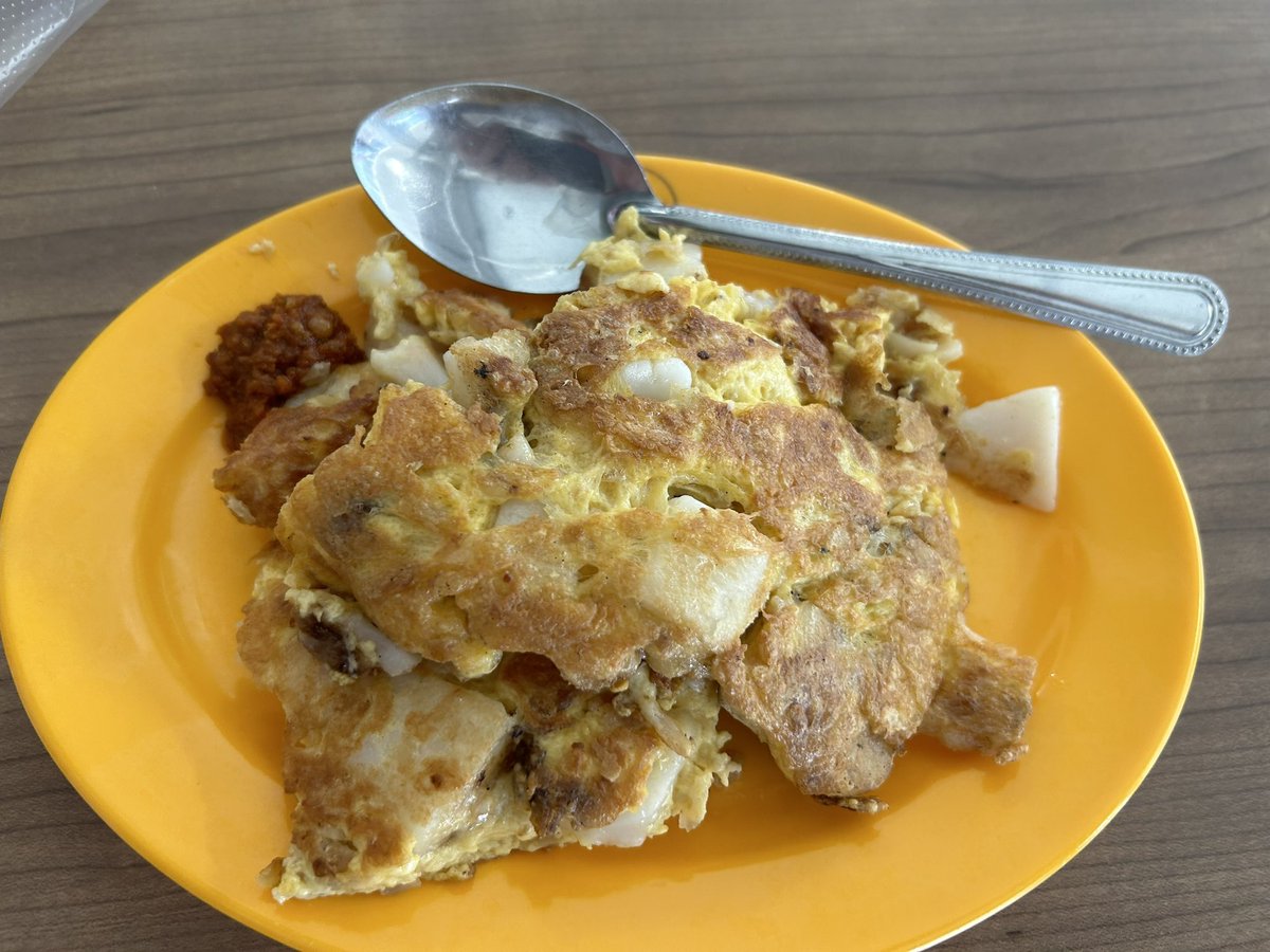 AC8travel's tweet photo. I always order too much at a Singapore hawker center https://t.co/Qp477nFiRA