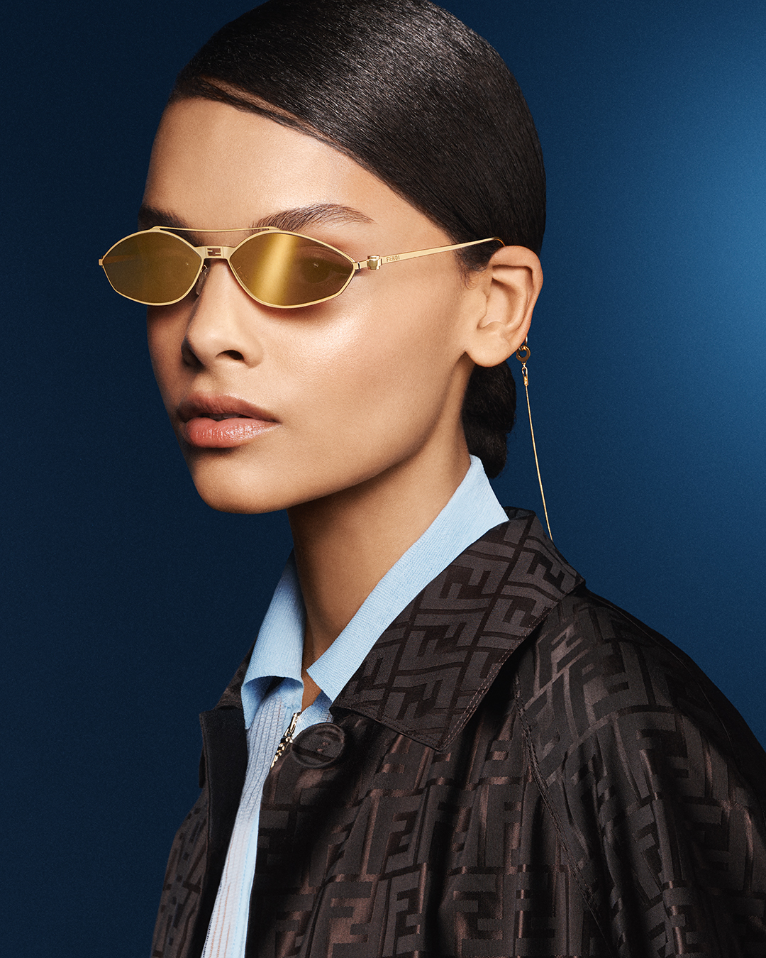 Omni Astra on X Discover the Fendi FW23 eyewear collection. Inspired by the iconic Baguette handbag the new oval Baguette metal glasses feature a slim temple with a matching removable chain. OmniAstra...