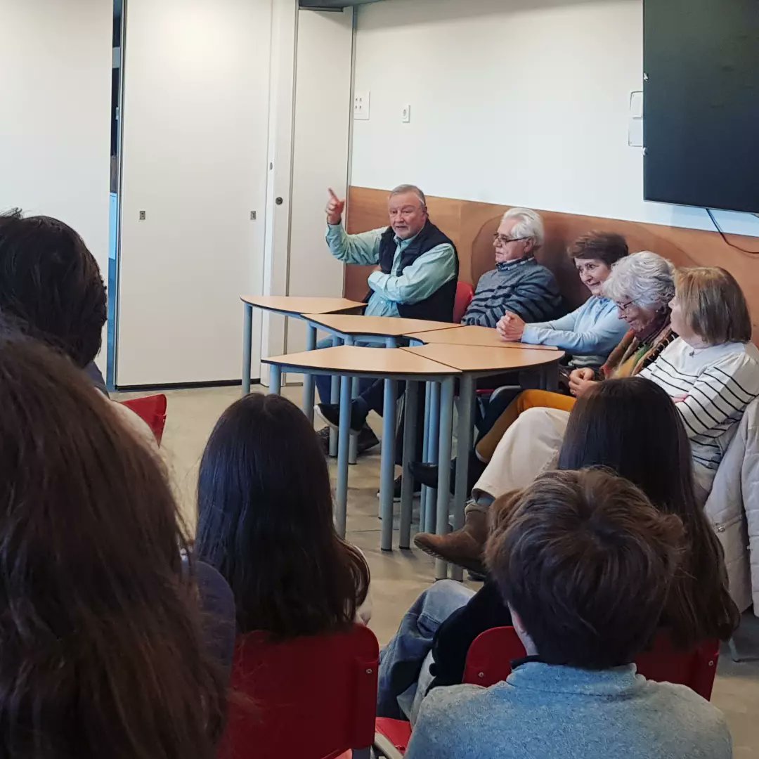 FundEscuelaIDEO's tweet photo. Durante el #PlandeAcciónTutorial, el #voluntariadointergeneracional de la Fundación comparte el valor de la #responsabilidad con 2° de la #ESO. Nuestro alumnado ha preparado preguntas para reflexionar sobre el impacto de este valor en nuestras vidas @EscuelaIdeo https://t.co/VuyHG4101n