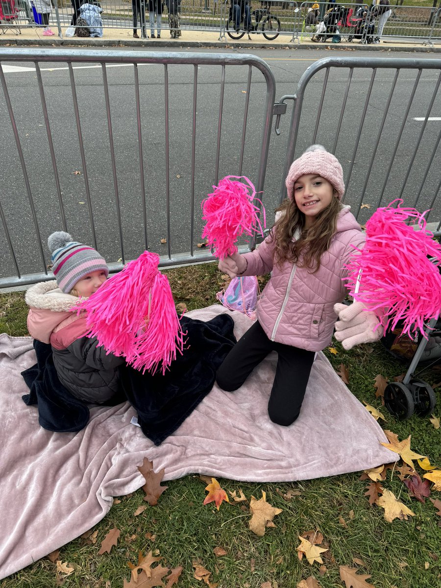 Gapman217's tweet photo. @CecilyTynan @rickwilliams6 @6abcadamjoseph @6abc #ThanksgivingDayParade2023 #BestNewsChannelInDellawareValley #family https://t.co/yh9dKbImeh