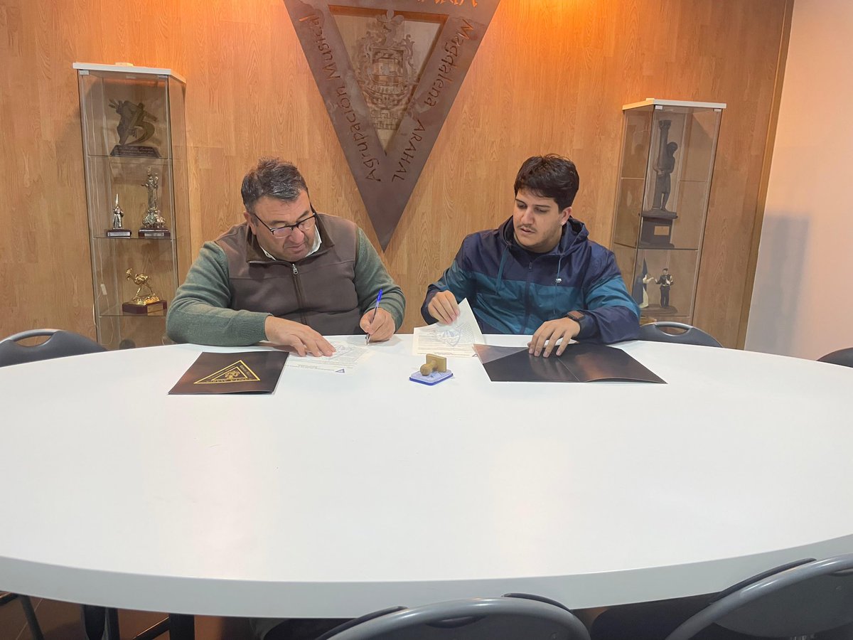 AM_SMMagdalena's tweet photo. #ACTUALIDAD 
Firmado el compromiso con la Hermandad de San Arcadio Mártir. 
Nuestros sones acompañarán al Patrón de #Osuna el próximo 12 de enero (D.m.)

#SuenaArahal https://t.co/pYjAWGNG9L
