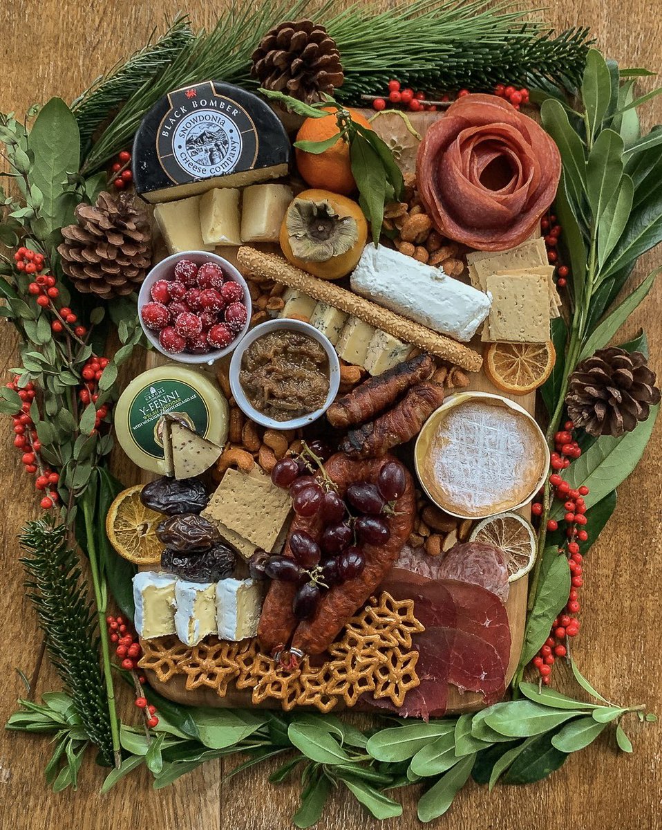 Christmas cheeseboard 🎅🏻🧀 I made this a couple of years ago using cheeses kindly sent to me by @welshcheeseco inc. varieties by @cawscenarth, @snowdoniacheese, @AbergavennyFFC & @CroomeCuisine’s Y Fenni. Full ingredient list & assembly tips: therarewelshbit.com/ultimate-chris…