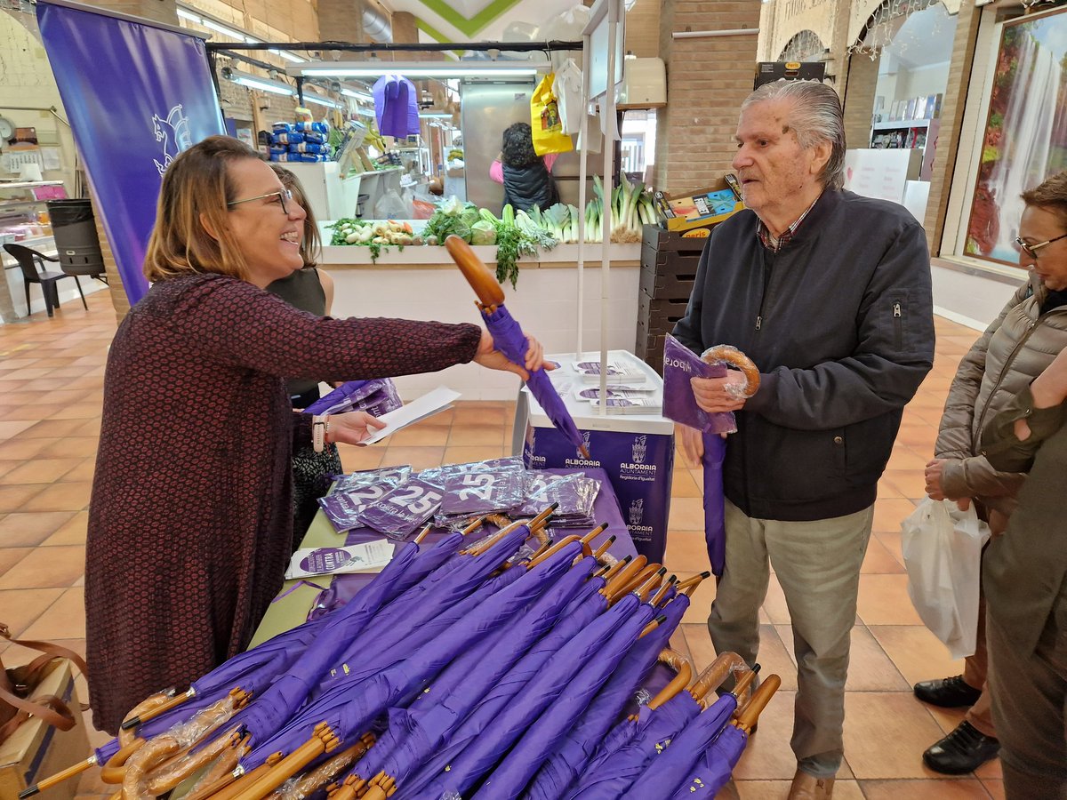 🟣 Repartim material de conscienciació sobre la violència de gènere

📍 En el Mercat Municipal

💪 Amb motiu de la campanya del #25N Dia Internacional de l'Eliminació de la Violència contra les Dones

📸  acortar.link/O0Z80u