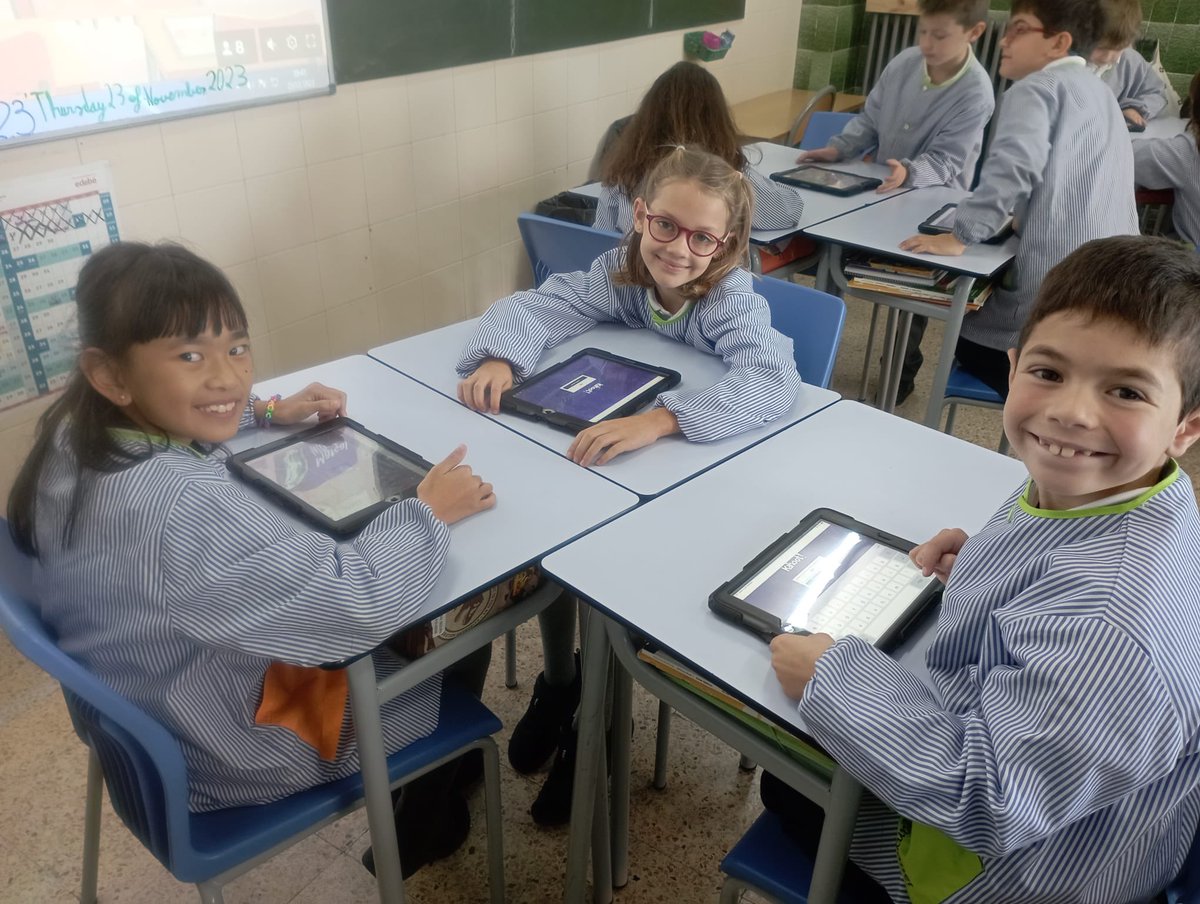 manyanetblanes's tweet image. A #3rEP repassem els continguts de Science fent estacions, uns fem #kahoot i els altres un joc per situar els óssos. És genial! 🦴🩻 #josocmanyanet #blanes #juntsiambesperança