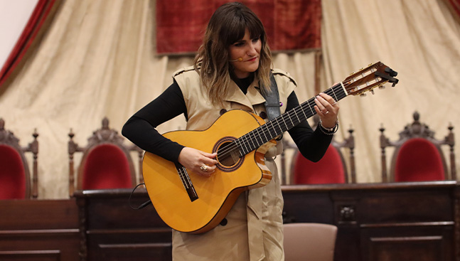 🟪 <a href="/RozalenMusic/">Rozalén</a> interpreta en el Paraninfo ‘La puerta violeta’ para conmemorar el Día Internacional contra la Violencia de Género. #25N 

La directora del <a href="/cigesal/">CIGESAL</a>, Marta del Pozo (<a href="/tillomarta/">Marta del Pozo Pérez</a>), conversa con la cantante en un acto clausurado por el rector de la Universidad de
