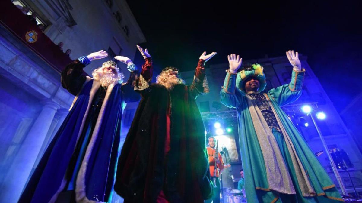 🤴🤴🏻🤴🏾#Figueres recupera la tradicional arribada dels Reis Mags a la plaça de l’Ajuntament.

Enguany, la recepció al Saló de Plens amb Ses Majestats es farà amb les famílies de l’associació TEA Alt Empordà.

👉🏻figueres.cat/actualitat/not…

#NadalaFigueres 
🌲🌟figueres.cat/nadal