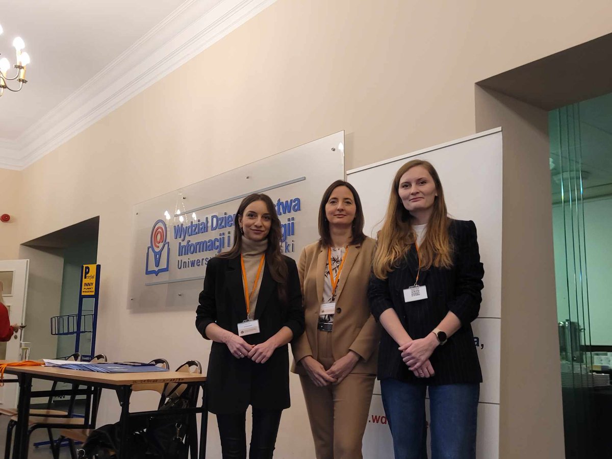 DziKS_UWM's tweet photo. Silna reprezentacja z @DziKS_UWM na warszatach metodologicznych na Wydziale Dziennikarstwa, Informacji i Bibliologii na #UW, czyli prof. Urszula Doliwa, dr Dominika Myślak, dr Martyna Siudak. Hasło wywoławcze tegorocznej edycji "Od gazety do sztucznej inteligencji". #DziKS https://t.co/FKwN8eE3fb