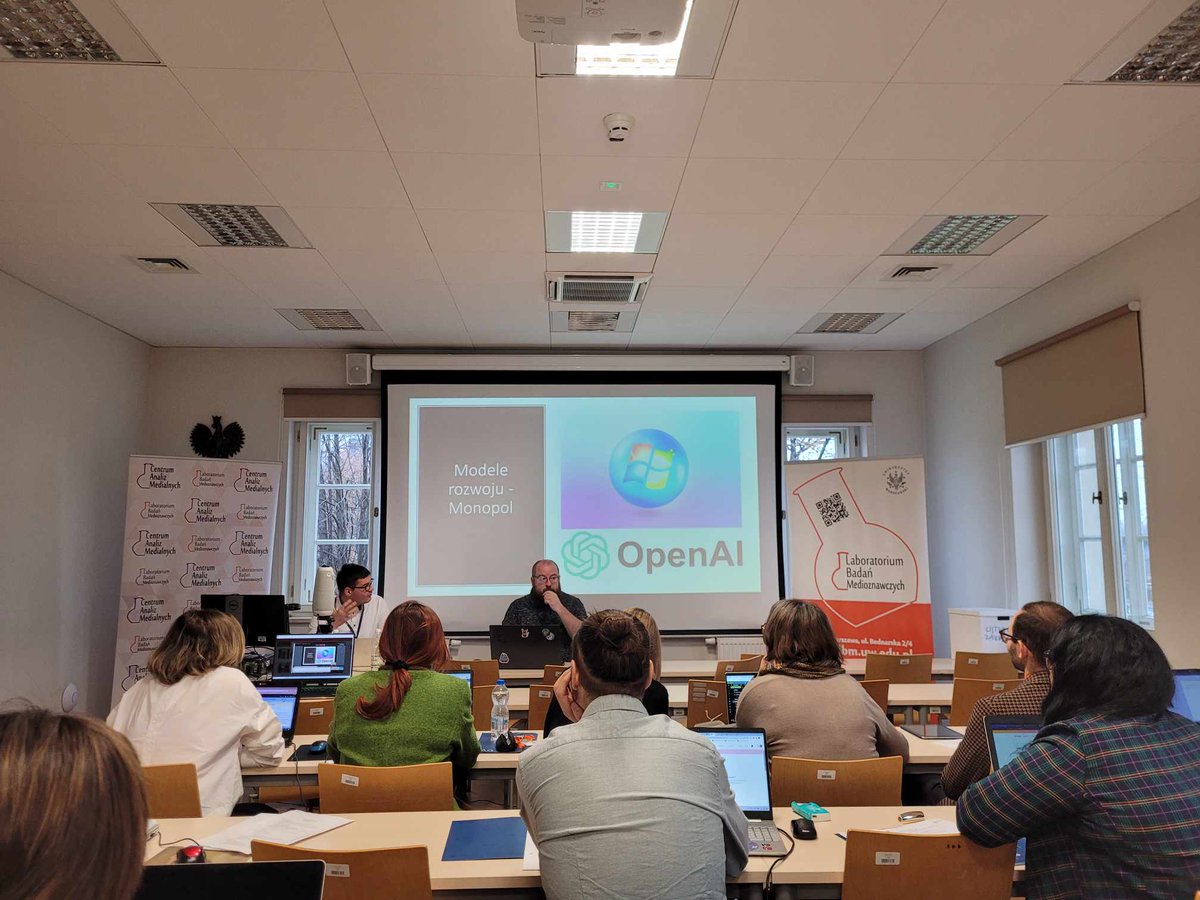 DziKS_UWM's tweet photo. Silna reprezentacja z @DziKS_UWM na warszatach metodologicznych na Wydziale Dziennikarstwa, Informacji i Bibliologii na #UW, czyli prof. Urszula Doliwa, dr Dominika Myślak, dr Martyna Siudak. Hasło wywoławcze tegorocznej edycji "Od gazety do sztucznej inteligencji". #DziKS https://t.co/FKwN8eE3fb