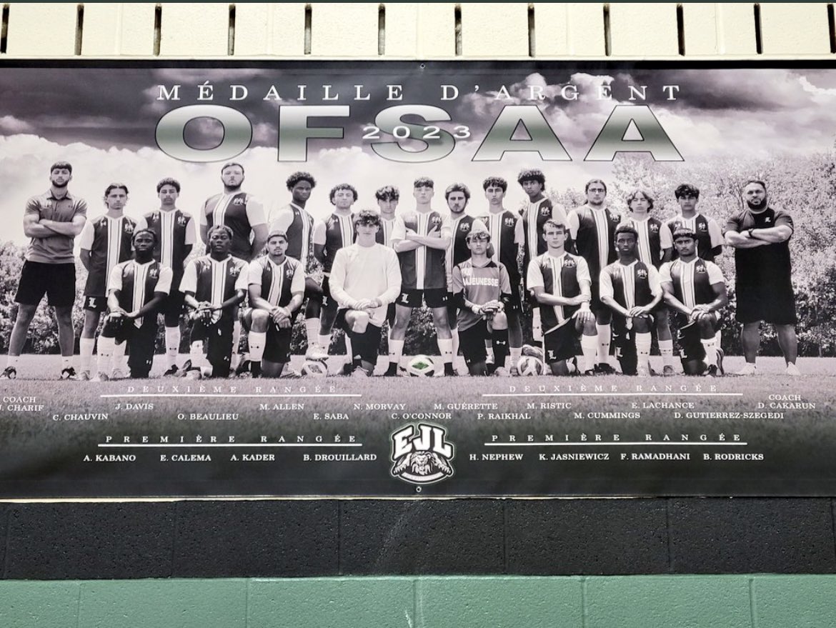 Nos nouvelles bannières fièrement hissées dans le gymnase! Célébrons nos exploits sportifs: Champions OFSAA en basketball 2023 et médaillés d'argent en soccer 2023. Un grand bravo à nos athlètes pour leur détermination exceptionnelle! 💚🖤🤍🦁 <a href="/JPGagnier/">J</a>