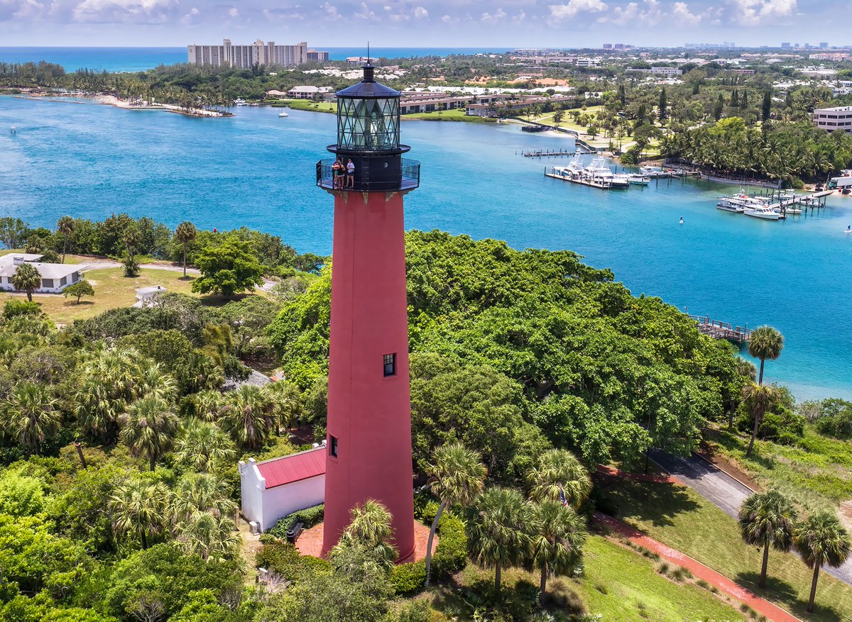 🍂 Our site is closed today so that our staff and volunteers may enjoy the holiday with their families. See you tomorrow! 🦃 ❄️ Please visit us at jupiterlighthouse.org for additional holiday hours. 📷: William A. Leonard