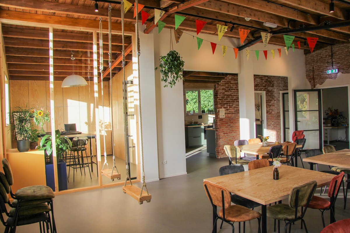 Waar begin je als je een voormalig kazernegebouw uit de jaren ’50 wilt verduurzamen én het authentieke karakter wilt bewaren? Op 23 en 29 november delen Gerard en Eva Petra Simon hun verhaal over het verduurzamen van hun pand de Groene Kazerne: platformduurzamebedrijven.nl/nieuws/groene-…