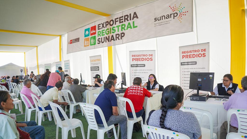 SunarpOficial's tweet photo. #NoticiasSunarp | El superintendente nacional, Armando Miguel Subauste, visitó el distrito limeño de #Ate, donde gracias a nuestros especialistas de la Sunarp Lima, se desarrolla la #ExpoferiaRegistral, hoy 23 y mañana 24 de noviembre, en el complejo deportivo Ollantaytambo. https://t.co/ZDS3dz9NJd