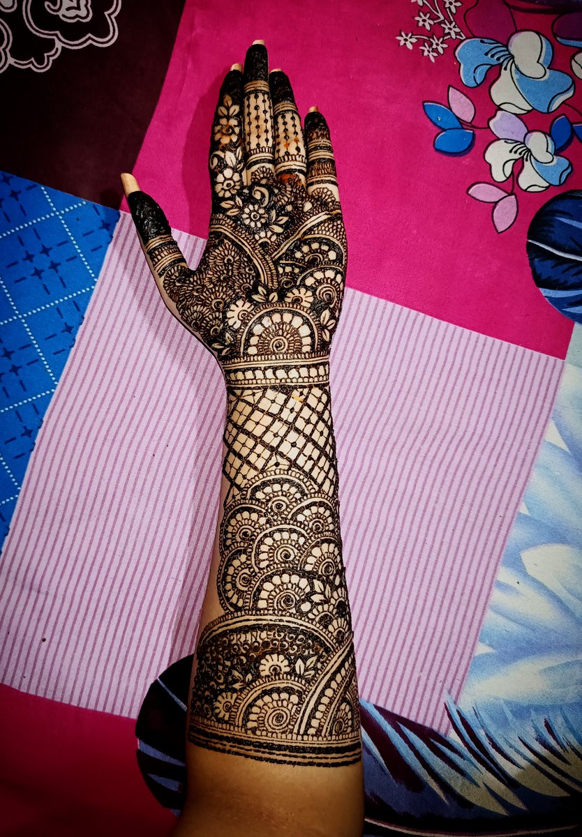 My skin is canvas, and henna is my paint 
#artbyritu #mehndidesign
