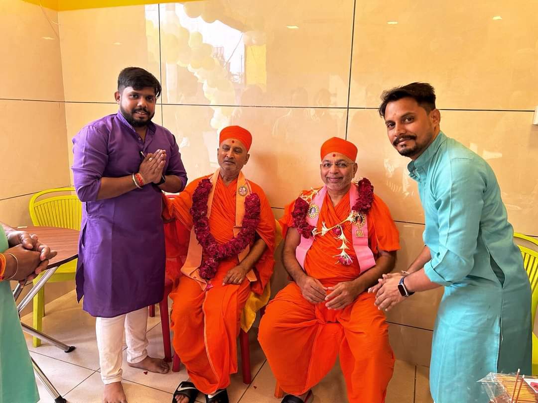 collegiancafe's tweet photo. મણિનગર શ્રી સ્વામિનારાયણ ગાદી સંસ્થાનના મહંત શ્રી ભગવંતપ્રિયદાસજી સ્વામી અને શ્રી દિવ્યચરણ સ્વામી દ્વારા અમારા નવીન સાહસ કોલેજીયન કાફે ખાતે પધરામણી કરવામાં આવી. 

સંસ્થાના ટ્રસ્ટી શ્રી એચ. કે. પટેલ અને પ્રિન્સિપાલ શ્રી (ડો.) હરિનિવાસ તિવારી હાજર રહ્યા.

18/11/23 https://t.co/UwnjRookiZ