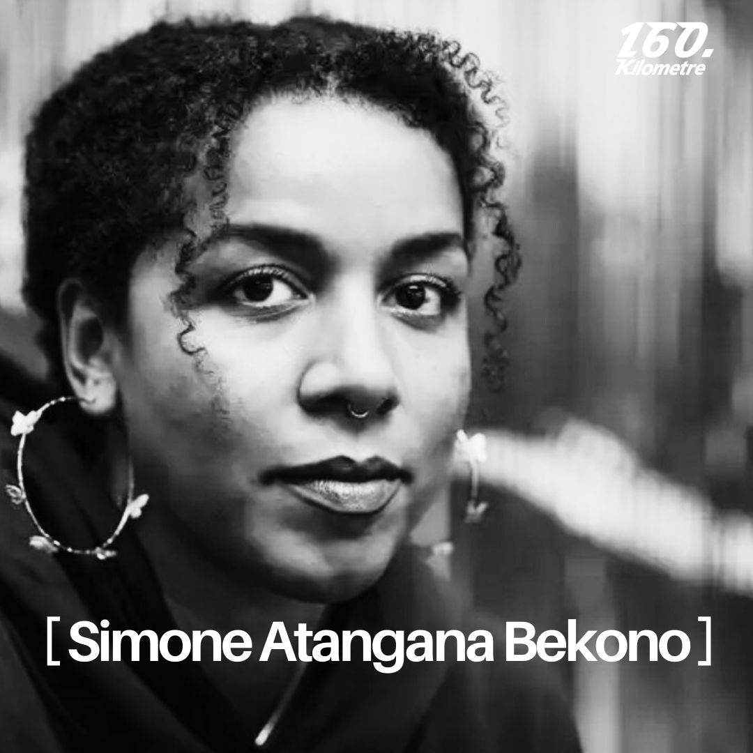 Afro-Hollandalı genç şair/yazar Simone Atangana Bekono ilk romanı Yüzleşmeler’de keskin diyaloglarla bize bir kimlik hikâyesi anlatıyor. Kamerunlu bir baba ile Hollandalı bir annenin kızı olan, on altı yaşındaki Salomé Atabong bir öğleden sonra iki okul arkadaşına ciddi şekilde