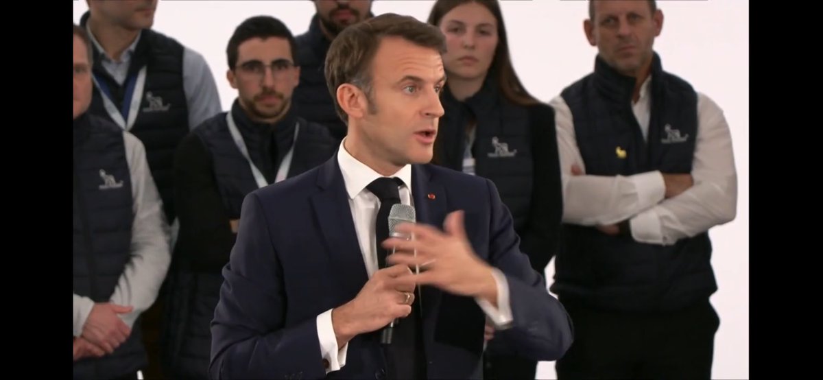 Annonce officielle à l’instant à Chartres aux côtés de <a href="/EmmanuelMacron/">Emmanuel Macron</a> 
<a href="/RolandLescure/">Roland Lescure</a> , @LarsFruergaard. Le groupe 🇩🇰 @NovoNordisk va investir 2,1 mia. d’euros en France d’ici 2028. Un investissement record et un grand jour pour les relations industrielles entre la 🇫🇷 et le 🇩🇰 !