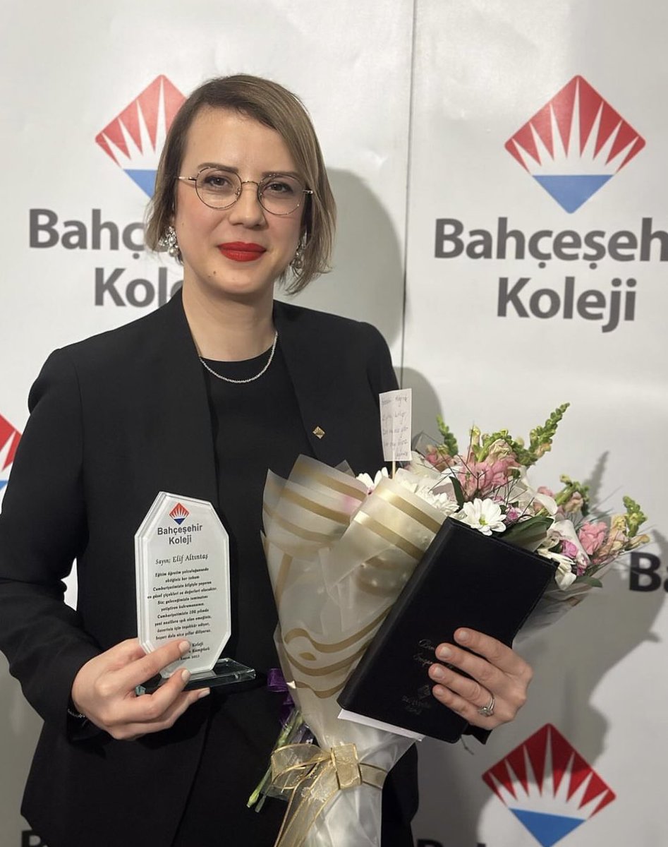 bernasevginisik's tweet photo. Bahçeşehir Koleji’nde 20 yıldır çalışan değerli öğretmenimiz Elif Altuntaş’ı gururla tebrik ettik.❤️💙
Siz geleceğe de imzanızı atarsınız💫👏👏
@EnverYucel @dagozlem @elifgnter 
@BursaModernBK https://t.co/WGSLkR6Q62