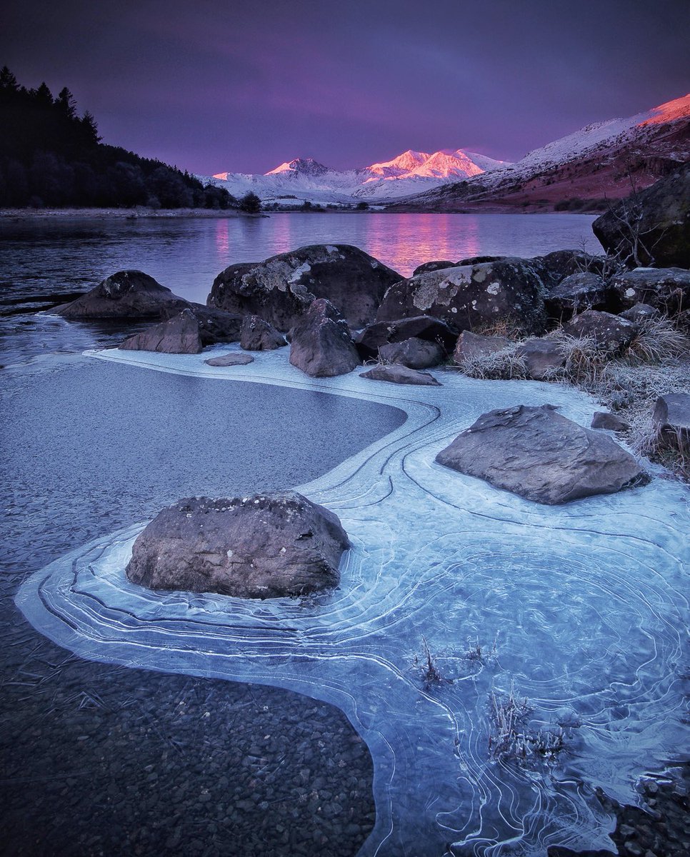 A breathtaking sunrise from January 2019 at Llynnau Mymbyr - Eryri National Park 🏴󠁧󠁢󠁷󠁬󠁳󠁿

#eryri #capelcurig #yrwyddfa #cymru #gogleddcymru #northwales