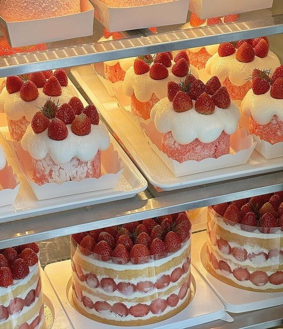 daily_dolce's tweet photo. Strawberry desserts at a bakery https://t.co/LYBWcRTDKO