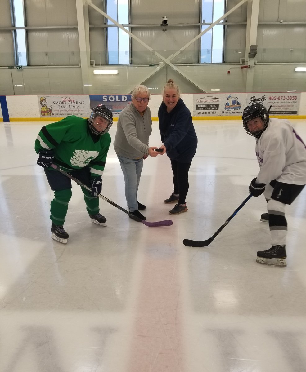 The Caledon Greens and the Kemptville Whites, two dynamic women's hockey teams, have shown their incredible skills in the qualifiers for the Orillia Winter event.
We extend our gratitude to Daria Thompson, President, and Sheran Barker, Board Member, for their steadfast support.