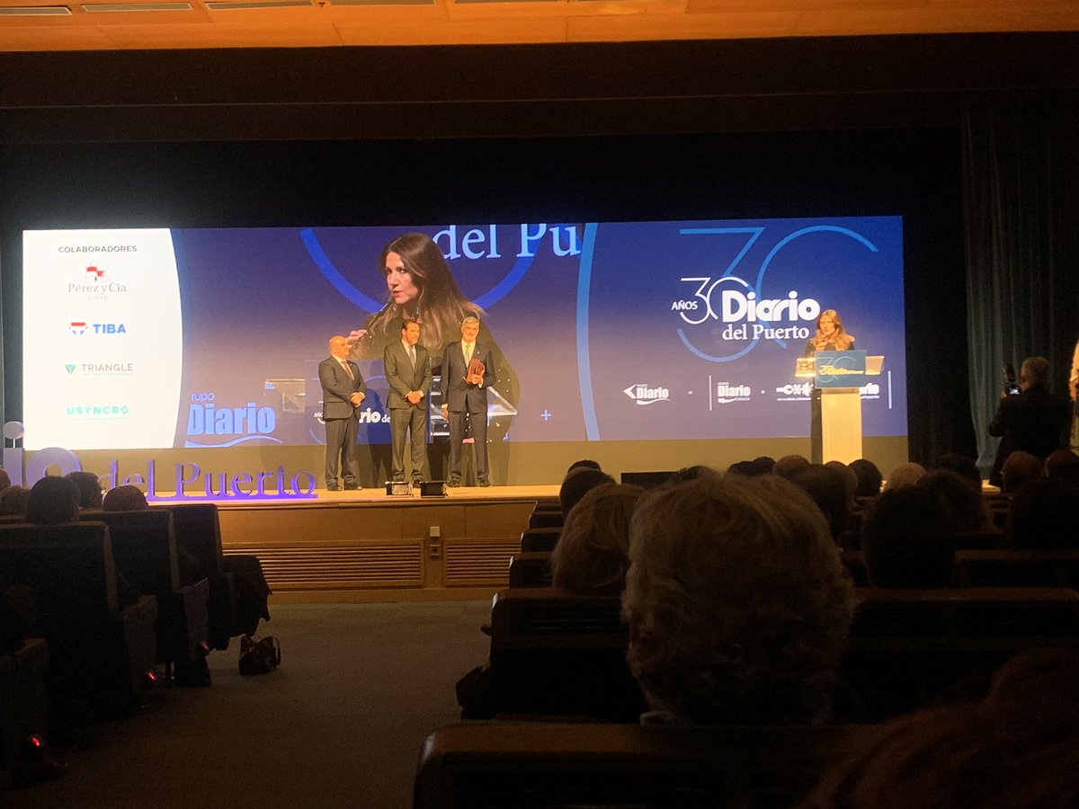 usyncro's tweet photo. ‘ (…) Porque su capacidad de #innovación parece no tener límites’. 

Enhorabuena @SorigueBlanca!!! Mejor no podríamos haberlo resumido. Orgullosos de esta #familialogística 

Premios Nacionales de #Logística @diariodelpuerto. @ConsorciZF @SILBarcelona @BnewWeek #logisticsrocks https://t.co/9VwcucjH4D