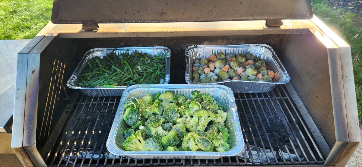 filthy_richmond's tweet image. 3 trays of veggies going on the #recteq