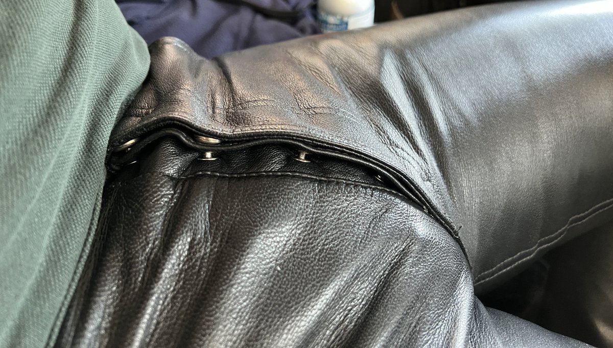 Vlad_ssh's tweet image. Feeling so tight in my Raberg leather jeans

#leather #leatherpants #leatherjeans #leatherfetish #leathermen #leatherbulge