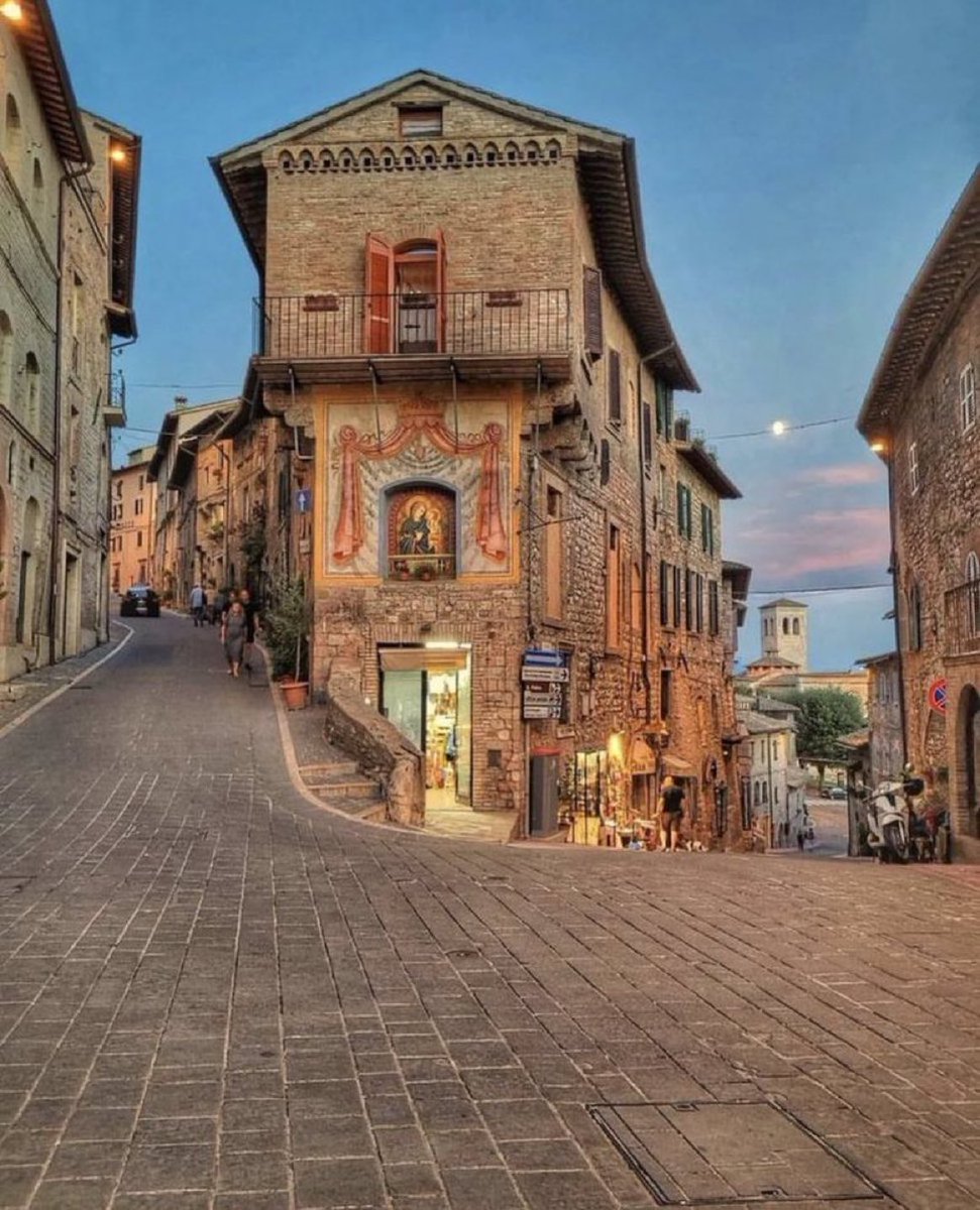 viewsoff's tweet photo. Assise, Italy. https://t.co/WRBPY8gXcY