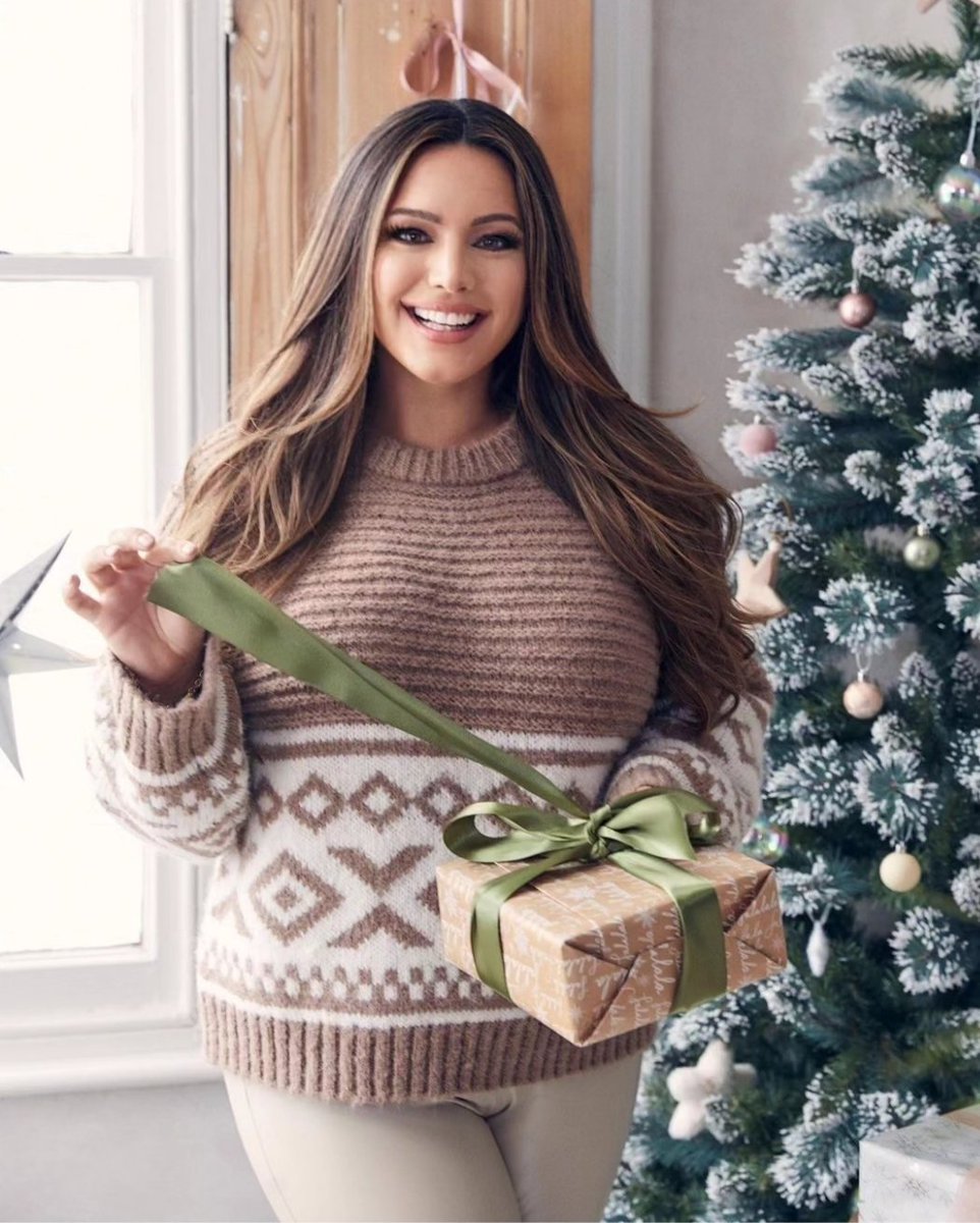 filmcinematalky's tweet image. Happy birthday to English model, actress and  media personality Kelly Brook (@IAMKELLYBROOK). Born 23rd November. 
. 
. 
.
Follow @filmcinematalky | #KellyBrook #EnglishModel #BritishModel #EnglishActress #Actress #Model #MediaPersonality #Diva #PlusSizeModel