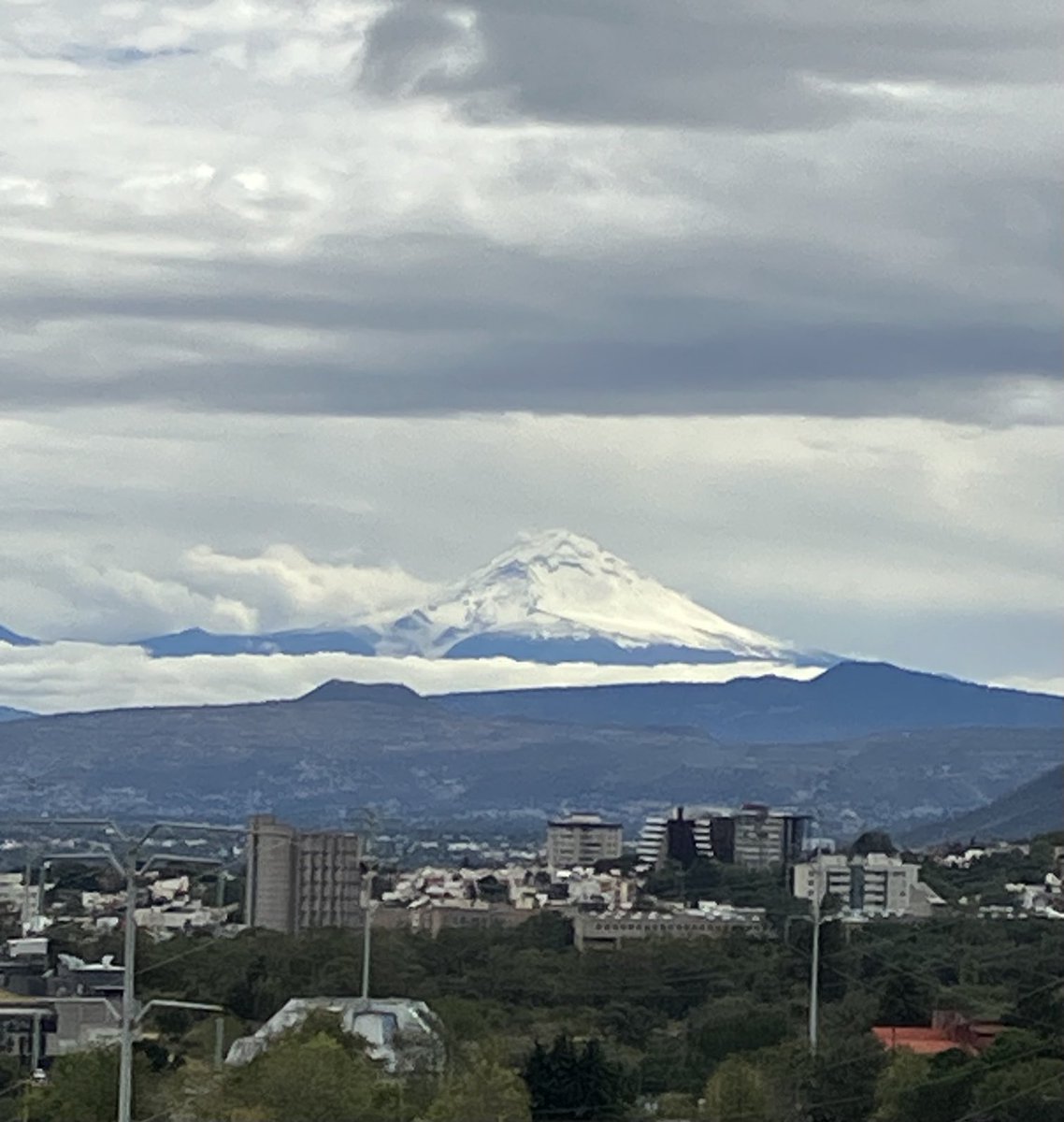 El volcán Popocatépetl se ha vestido con su traje de gala el día de hoy.