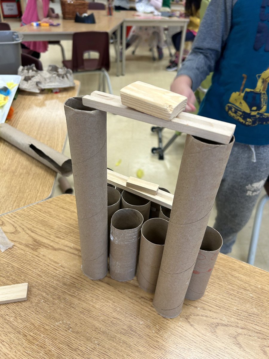 kinderroom1502's tweet photo. Can the wolf blow these houses down? #stablestructures @StJeromeCES @YCDSB https://t.co/cQuacMce19