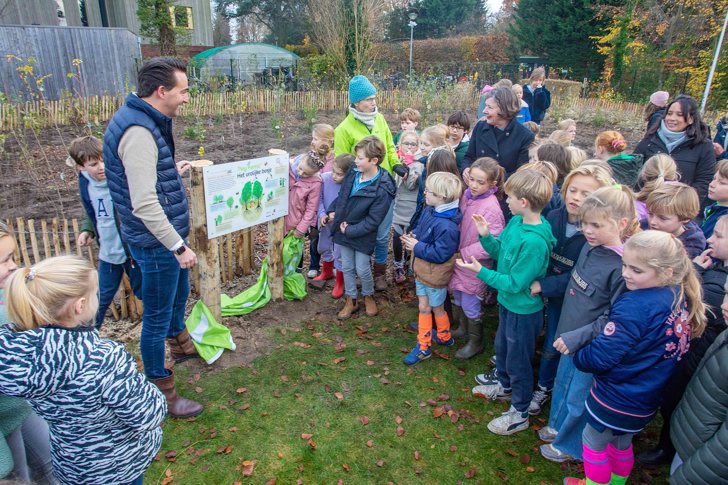 MarkMarshall10's tweet photo. Gisteren mocht ik samen met Reinier Bisschop van Tuinen, leerling van groep 5A van de Godelindeschool in Naarden het tweede - en tevens laatste - Tiny Forest van Gooise Meren openen. 

Lees hier het hele artikel 👉🏻 https://t.co/xAAurHuMy7 https://t.co/bqvc2BqvoR