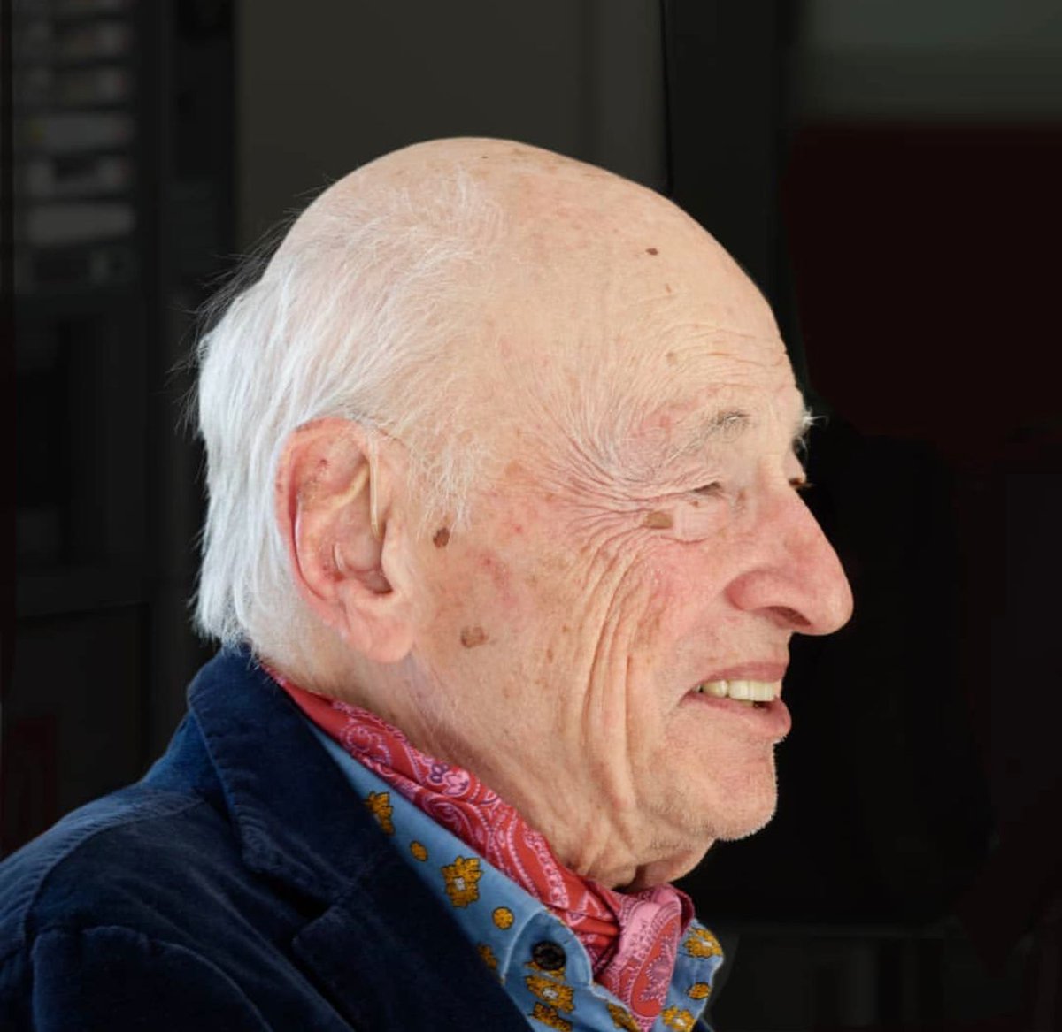 ¿SE PUEDE CONCEBIR UNA CIENCIA DE LA AUTONOMÍA?

Voy a partir de la paradoja con la que se encuentra tanto el sociólogo como el actor político o social. La paradoja es que si aplicamos la visión científica «clásica» a la sociedad, entonces no vemos más que determinismos.