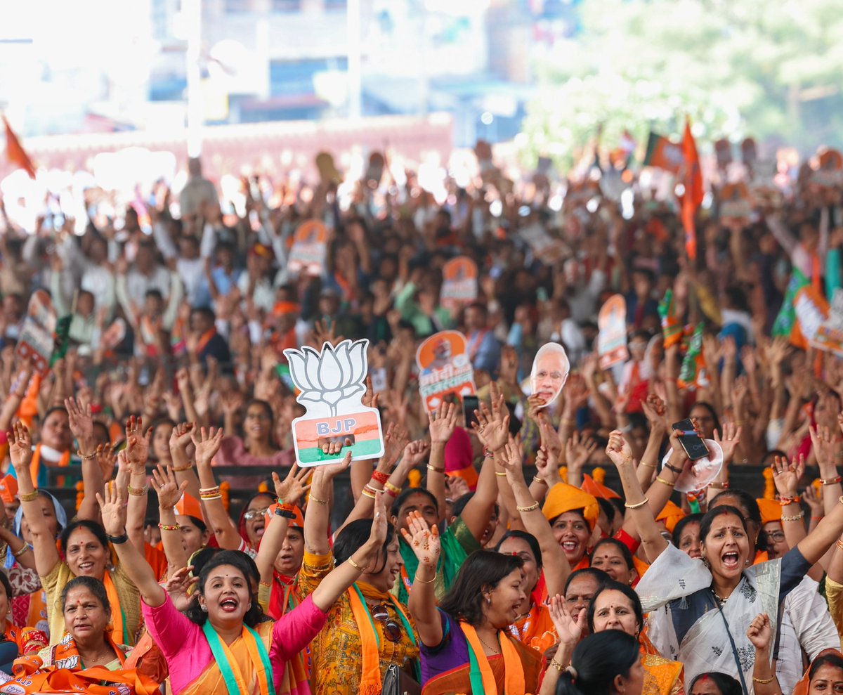 sunilozabjp's tweet image. अपना देश एक मन्दिर है, हम पुजारी हैं, राष्ट्रदेव की पूजा में हमें अपने आपको को समर्पित कर देना चाहिए: श्रद्धेय अटल जी
यह केवल एक वाक्य नही एक सफल जीवन का दर्शन है जिसने इन पंक्तियों को आत्मसात किया ऐसे प्रधानमंत्री श्री @narendramodi जी,आज विश्व का सबल नेतृत्व कर्ता बन राष्ट्र…